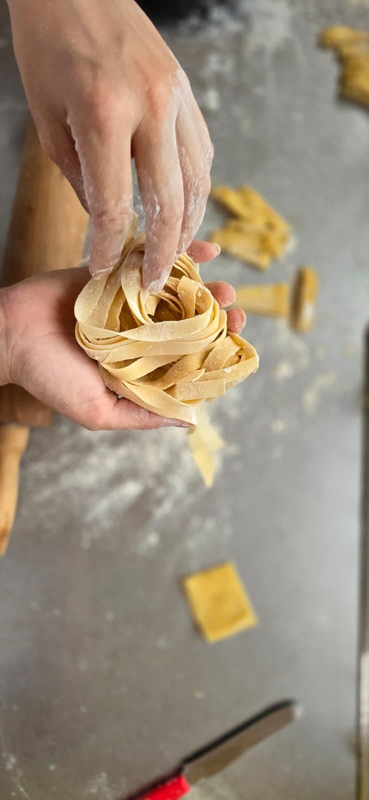 Un nid de tagliatelle fraîches dans le creux de la main