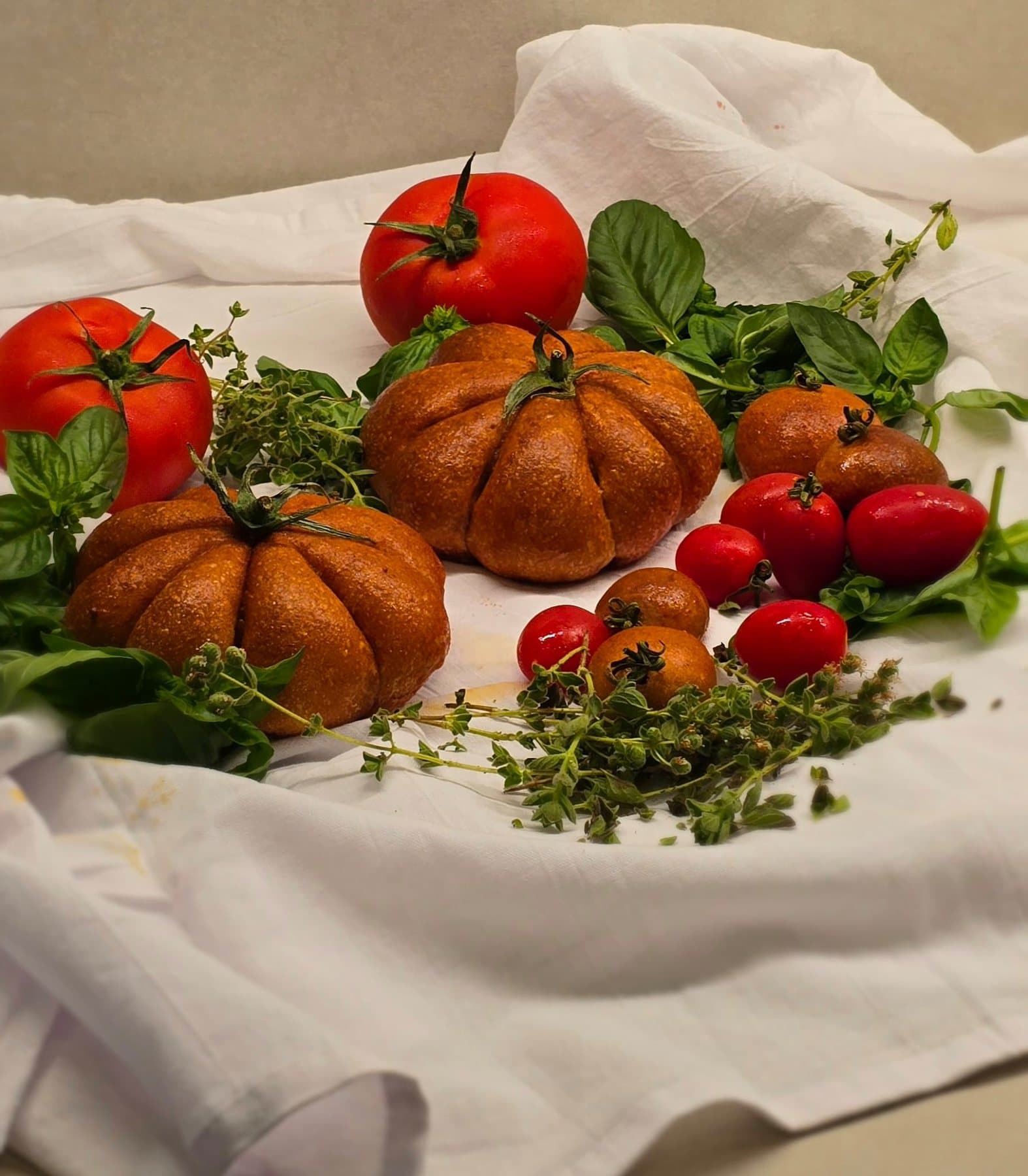 Pains en forme de tomates, tomates fraîches et basilic