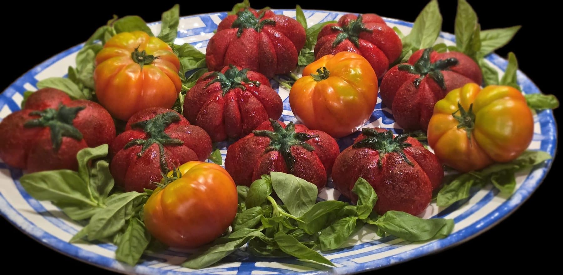 Pains tomate brillants sur un plat bleu et blanc