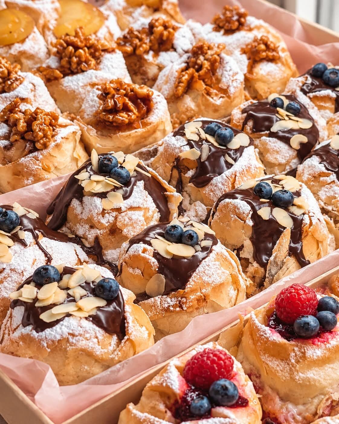 Des pâtisseries feuilletées au sucre glace, aux noix caramélisées, au chocolat et aux myrtilles